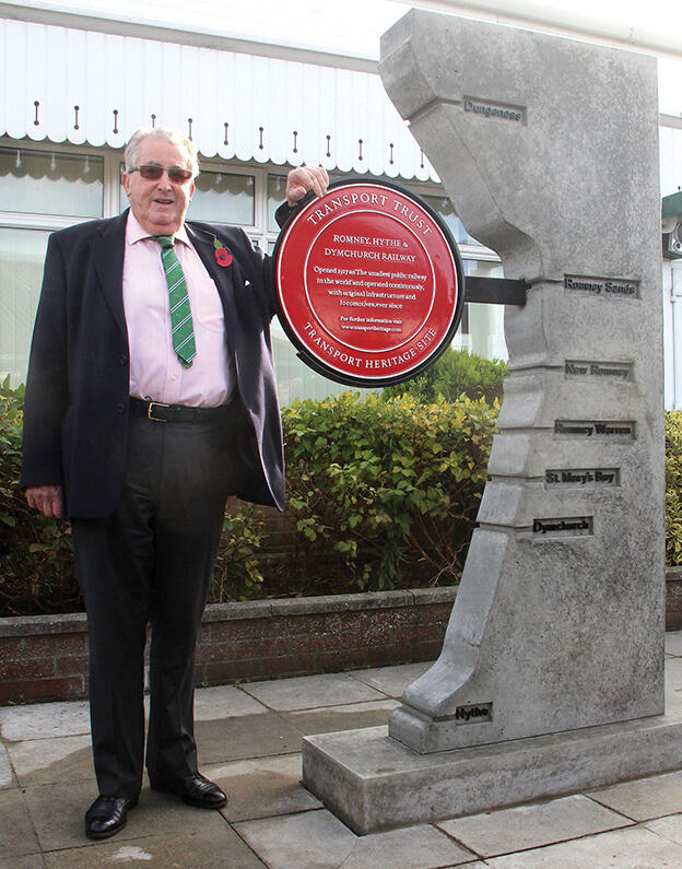 Bill McAlpine unveils RHDR Red Wheel - photo Terry Blackman